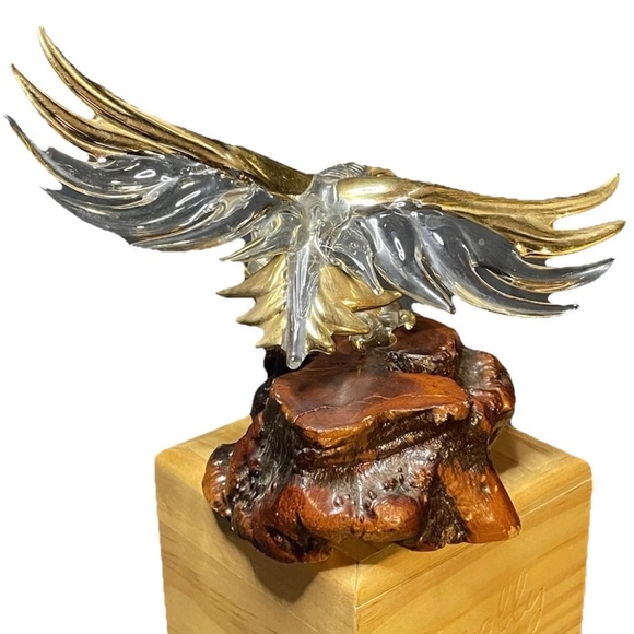 Vintage Glass Eagle Sculpture Perched on Burl Wood with 22k Gold Accents 7x5 - Picture 5 of 7